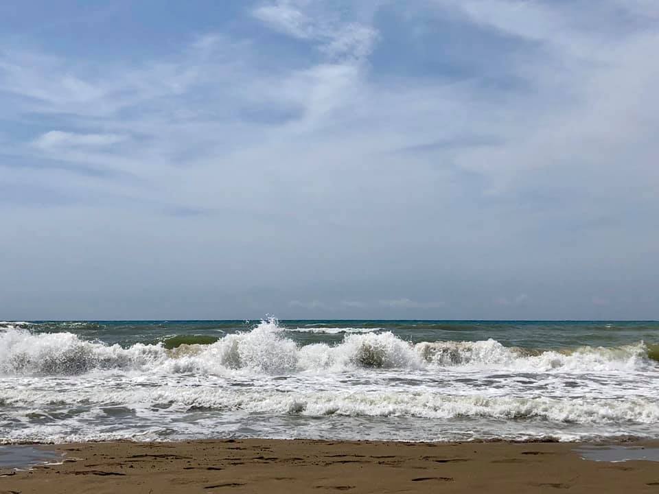 BACOLI/ Coppia rischia di annegare in mare a Miliscola: salvata da finanziere libero dal servizio