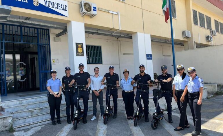 Vigili di Pozzuoli in monopattino per controllare le strade più velocemente