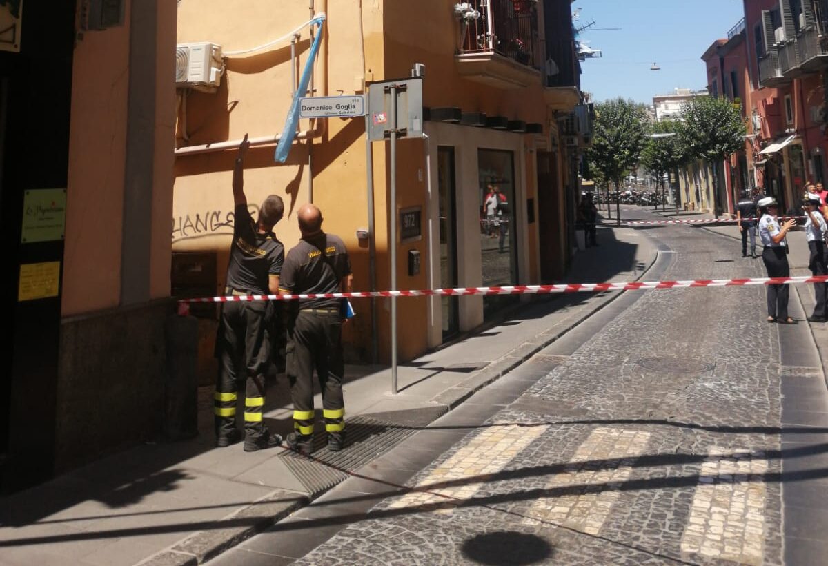 POZZUOLI/ Palazzo pericolante, chiusa strada nel centro storico – LE FOTO