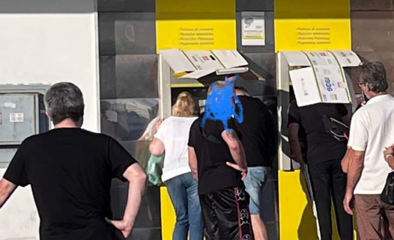 FOTONOTIZIA/ Gli schermi del bancomat non si vedono: clienti della Posta di Pozzuoli con gli scatoli in testa