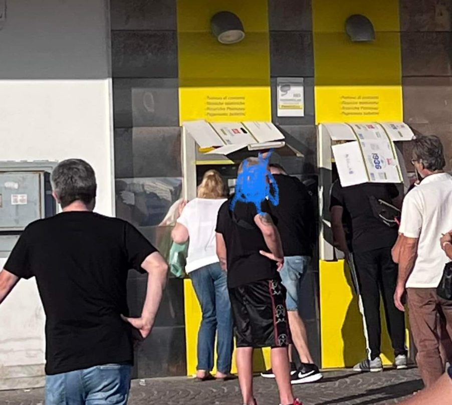 FOTONOTIZIA/ Gli schermi del bancomat non si vedono: clienti della Posta di Pozzuoli con gli scatoli in testa