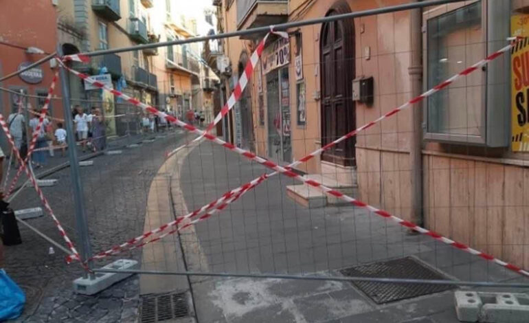 POZZUOLI/ Palazzi sgomberati, terza notte fuori casa «La messa in sicurezza sarà a carico dei proprietari»