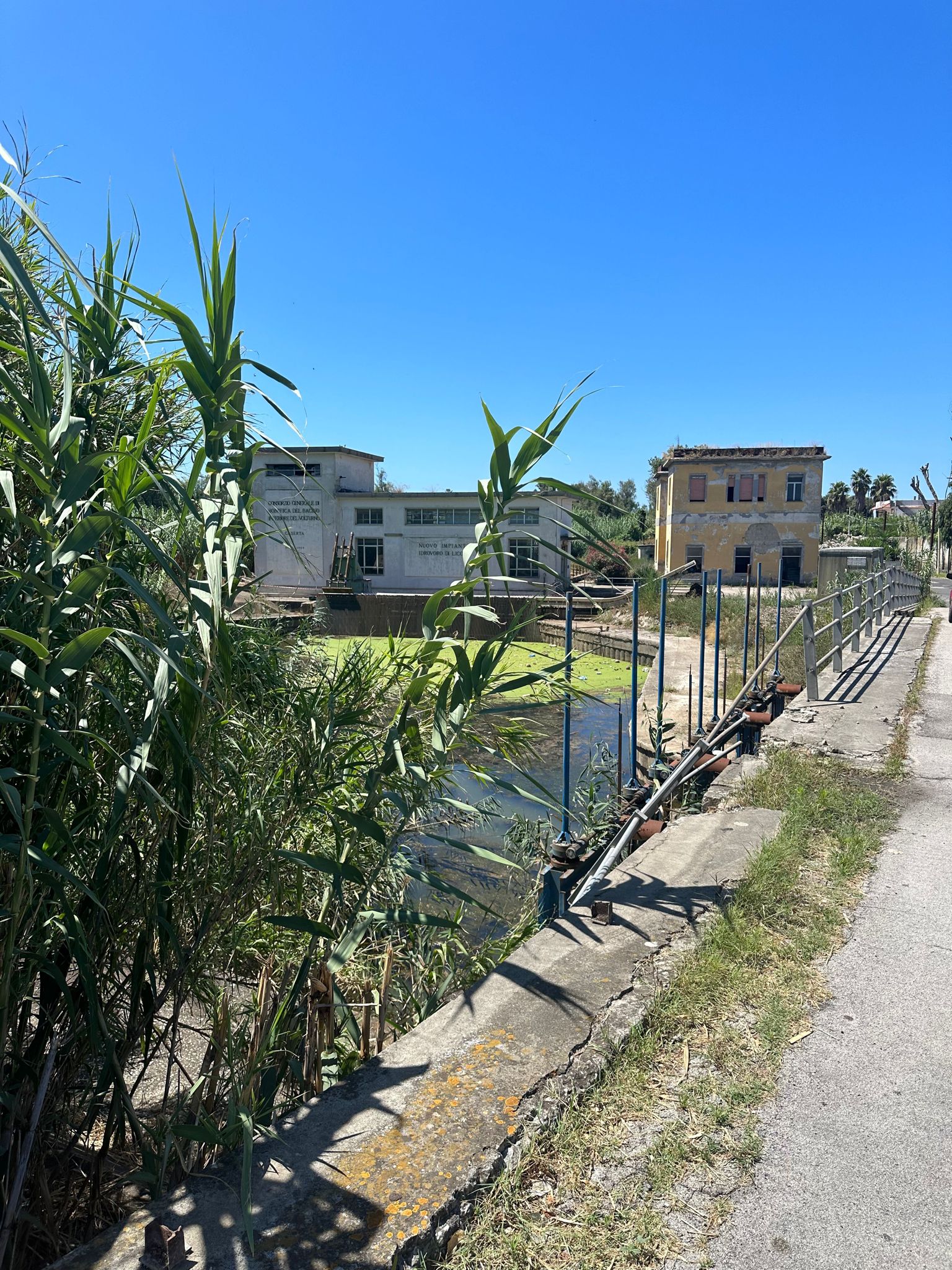 POZZUOLI/ Polemiche per un guardrail a Licola: «Tra via Ariete e via Domitiana non si viaggia sicuri»