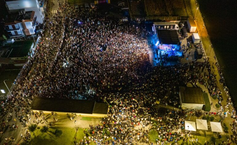 Clementino strega il pubblico di Bacoli: oltre 20mila persone in piazza