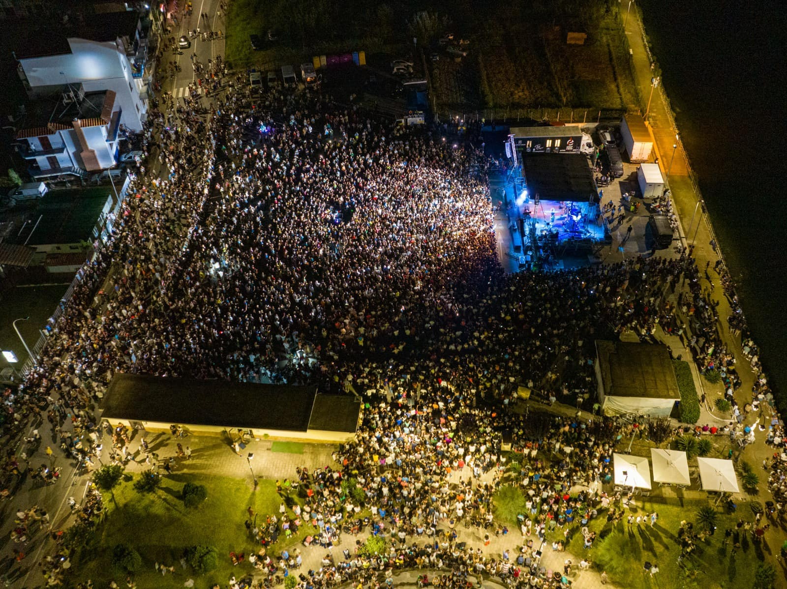 Clementino strega il pubblico di Bacoli: oltre 20mila persone in piazza