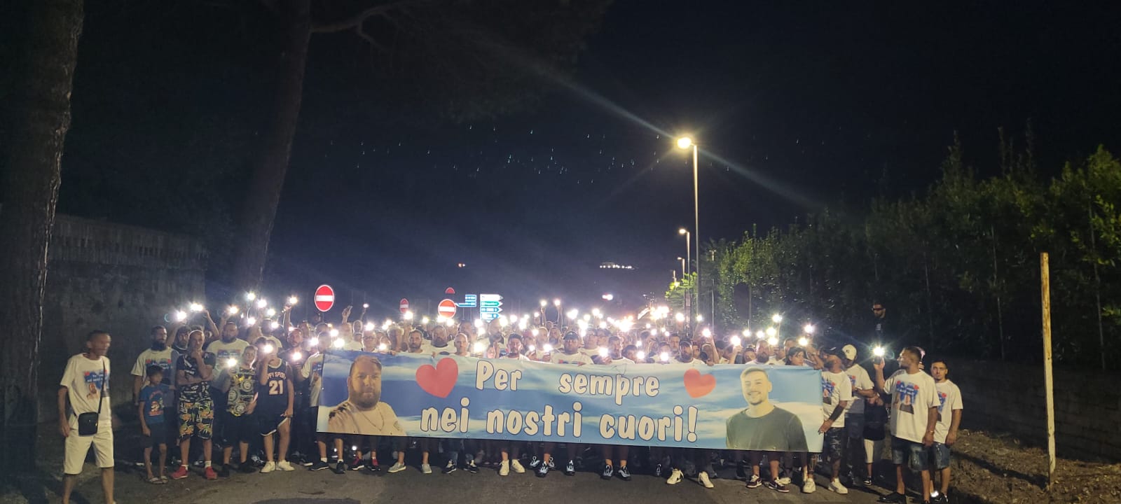 POZZUOLI/ «Per sempre nei nostri cuori» in centinaia a Monterusciello per Enzo e Domenico