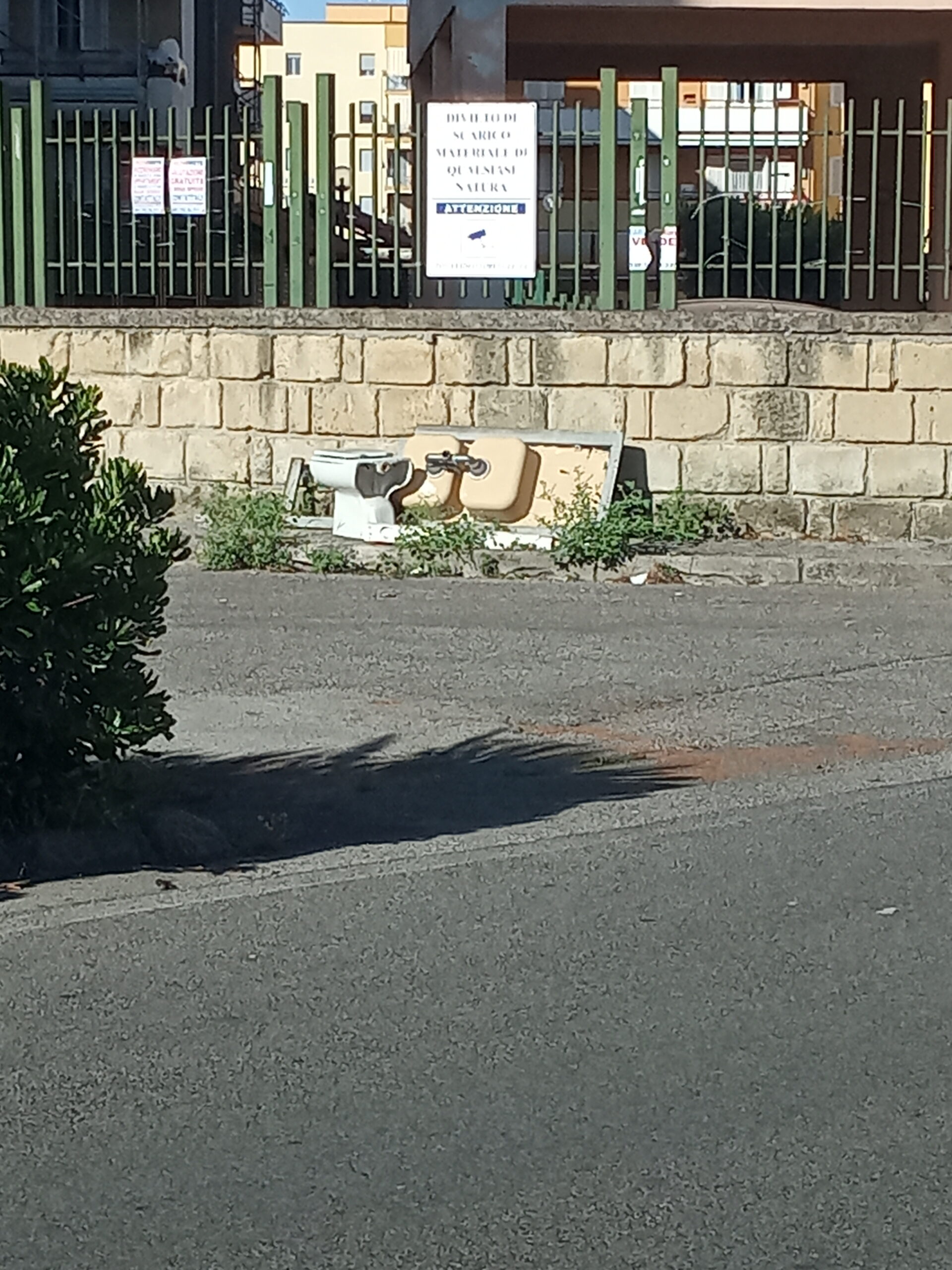 POZZUOLI/ «Marciapiedi ridotti a discarica in via Pagano: sanitari in strada da più di 15 giorni»