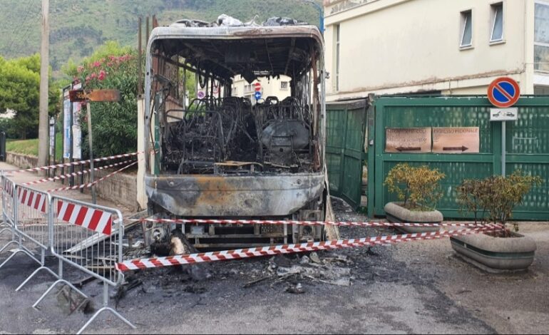 Attentato al comune di Pozzuoli: lanciato bus kamikaze contro il cancello. Il sindaco “Atto gravissimo” – LE FOTO