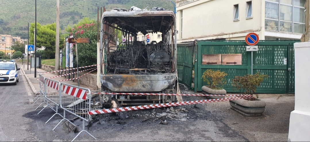 Attentato al comune di Pozzuoli: lanciato bus kamikaze contro il cancello. Il sindaco “Atto gravissimo” – LE FOTO