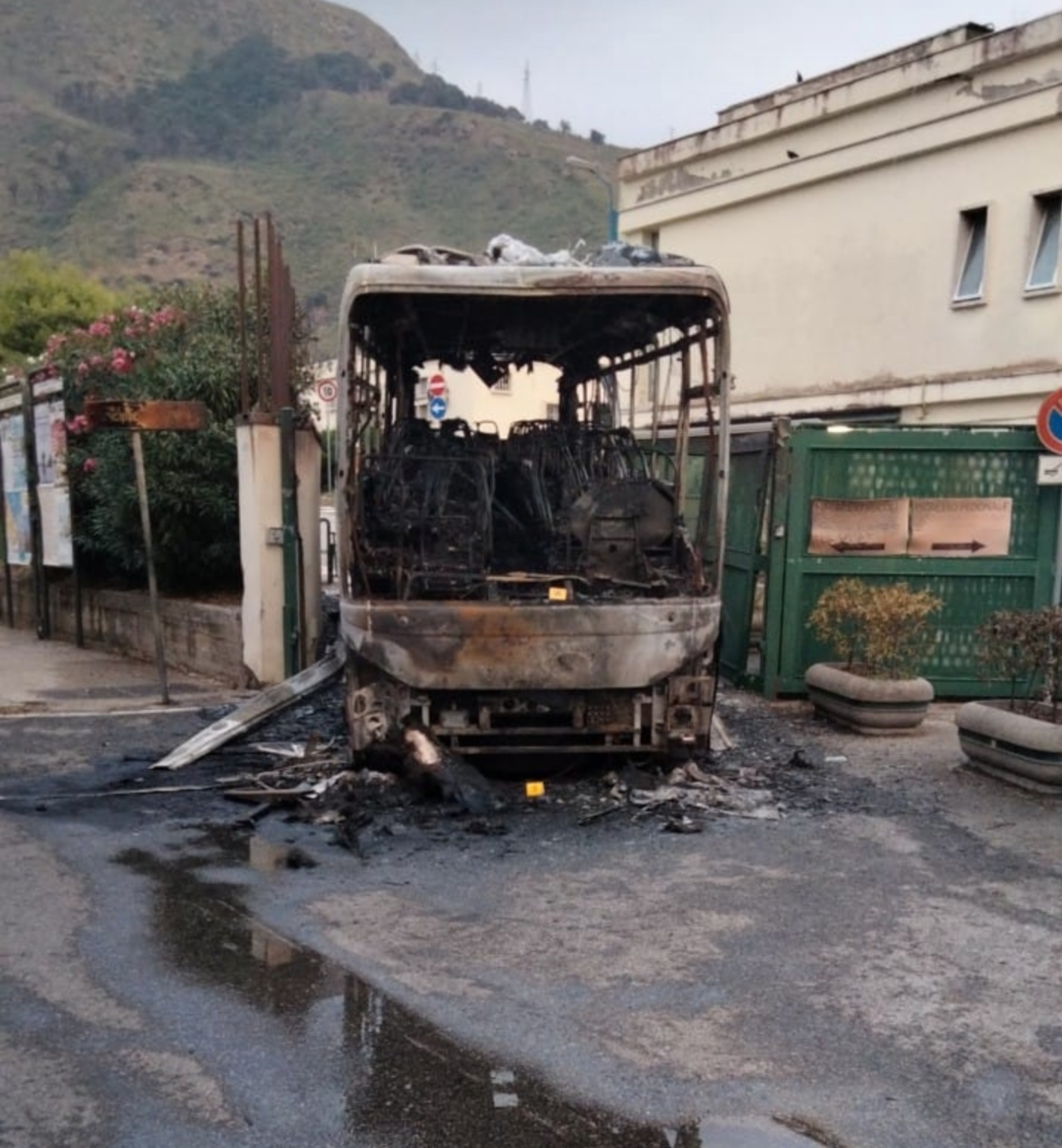 L’esclusione da una gara d’appalto dietro all’attentato al comune di Pozzuoli