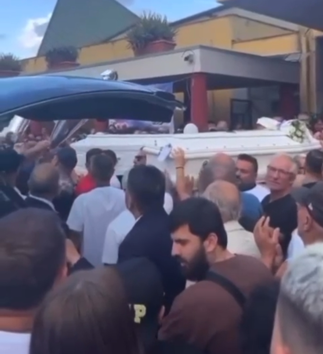 POZZUOLI/ Oltre mille persone per l’ultimo saluto a Enzo e Domenico
