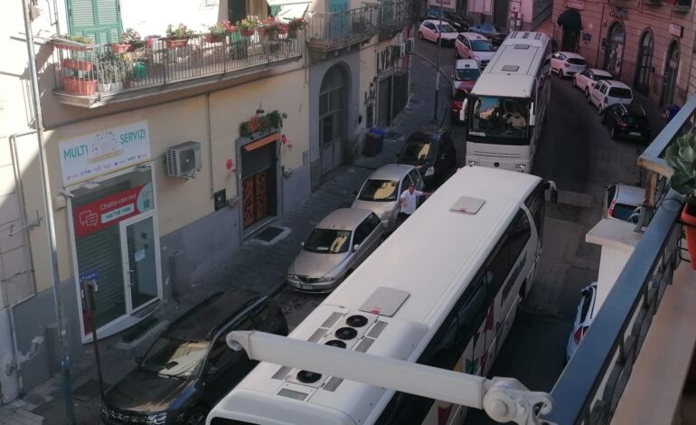 POZZUOLI/ Bus turistici «incastrati» in via Pergolesi: strada bloccata e paralisi del traffico
