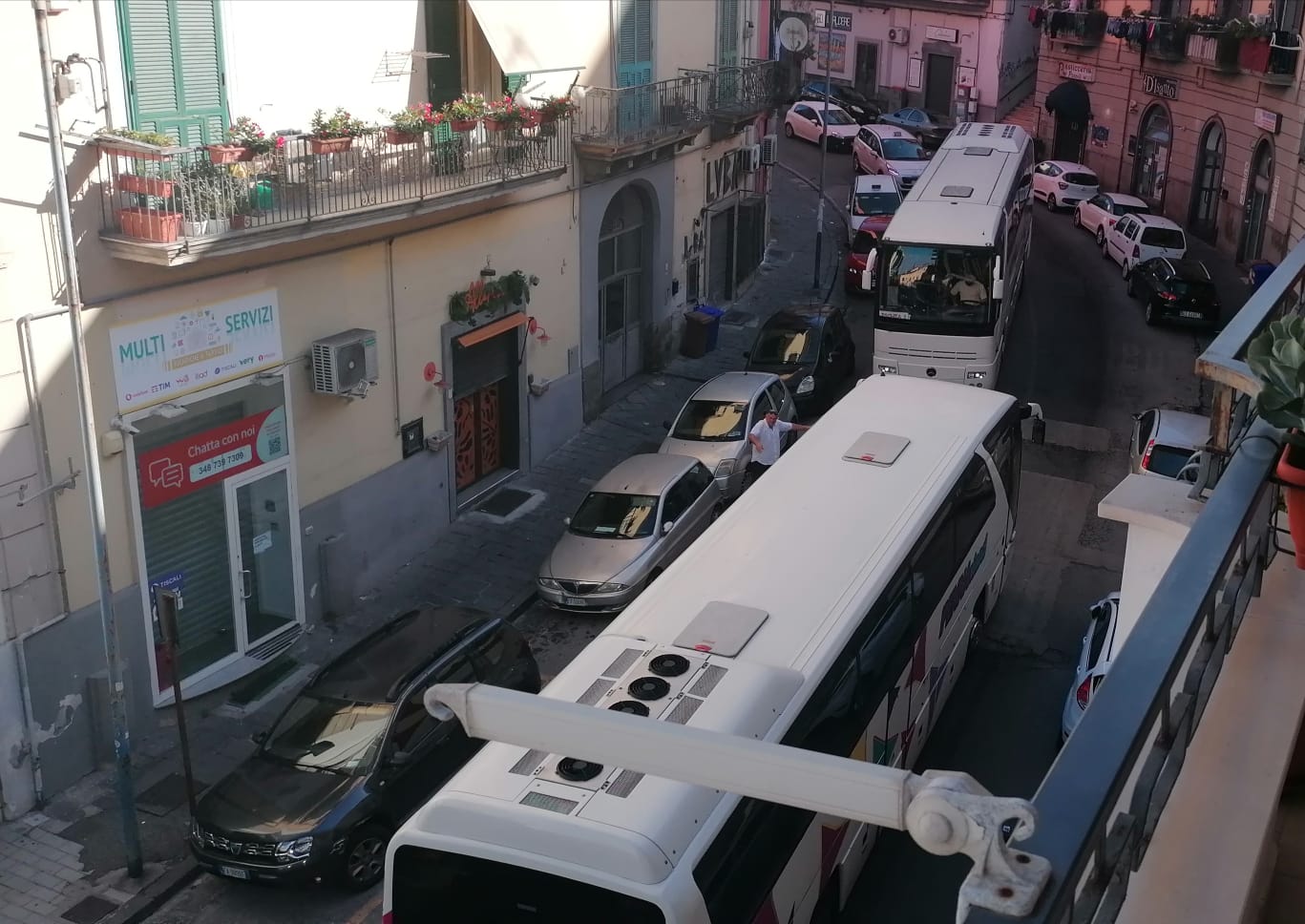 POZZUOLI/ Bus turistici «incastrati» in via Pergolesi: strada bloccata e paralisi del traffico