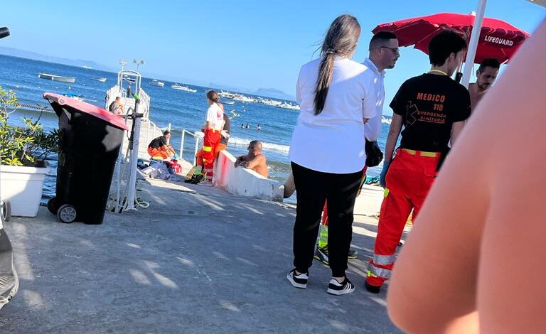 POZZUOLI / Tragedia in spiaggia, donna muore tra i bagnanti