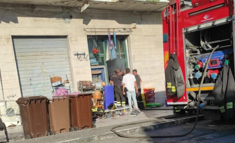 POZZUOLI/ Incendio in un negozio di casalinghi in via Artiaco