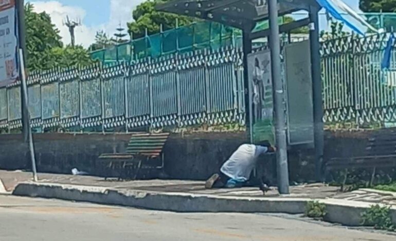 POZZUOLI/ I lettori segnalano: «Qualcuno aiuti quest’uomo»