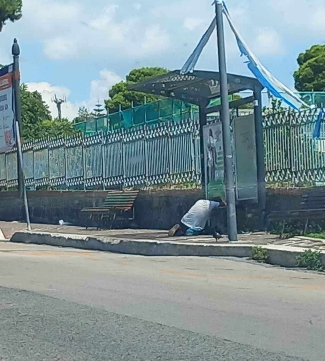 POZZUOLI/ I lettori segnalano: «Qualcuno aiuti quest’uomo»