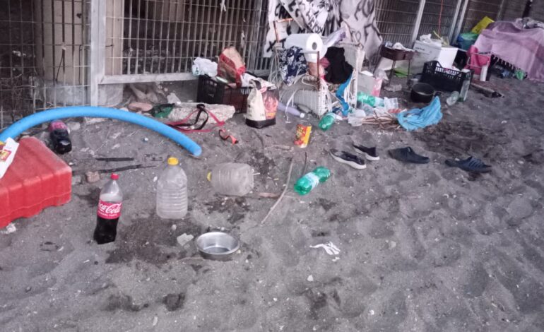 Incivili scatenati sulle spiagge libere di Pozzuoli: scatta la pulizia straordinaria della De Vizia – LE FOTO