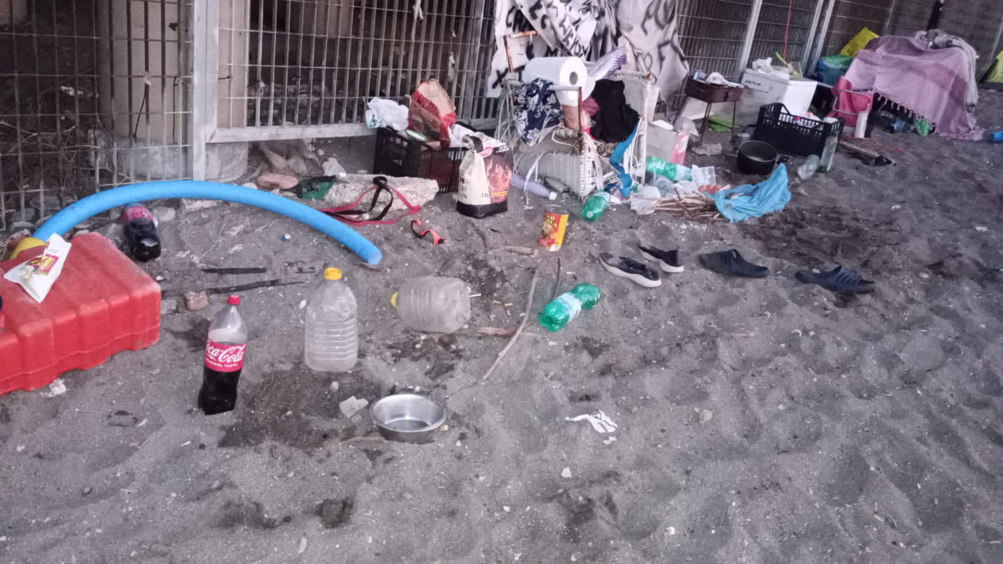 Incivili scatenati sulle spiagge libere di Pozzuoli: scatta la pulizia straordinaria della De Vizia – LE FOTO