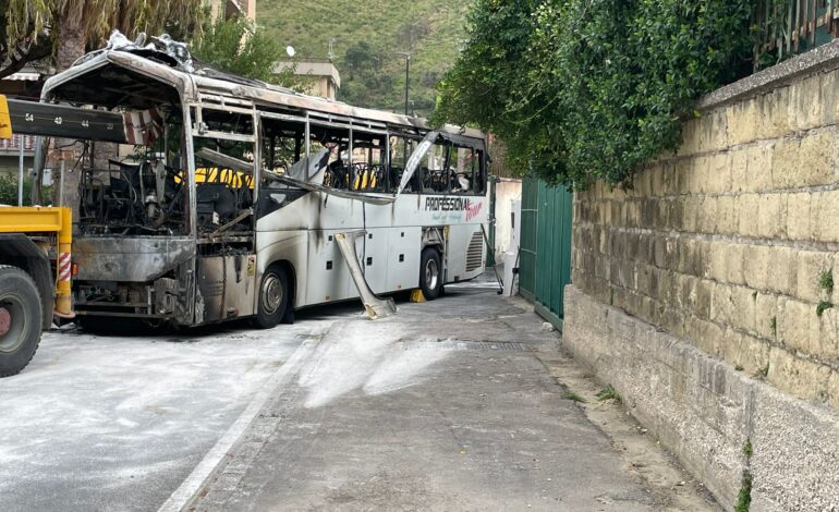 POZZUOLI/ Attentato al comune, la condanna dei 24 consiglieri «Un attacco a tutta la città»