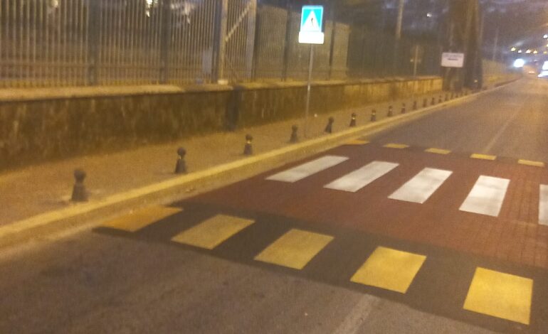 POZZUOLI/ I lettori segnalano: «Dossi stradali installati in modo superficiale e via Napoli abbandonata» -LE FOTO