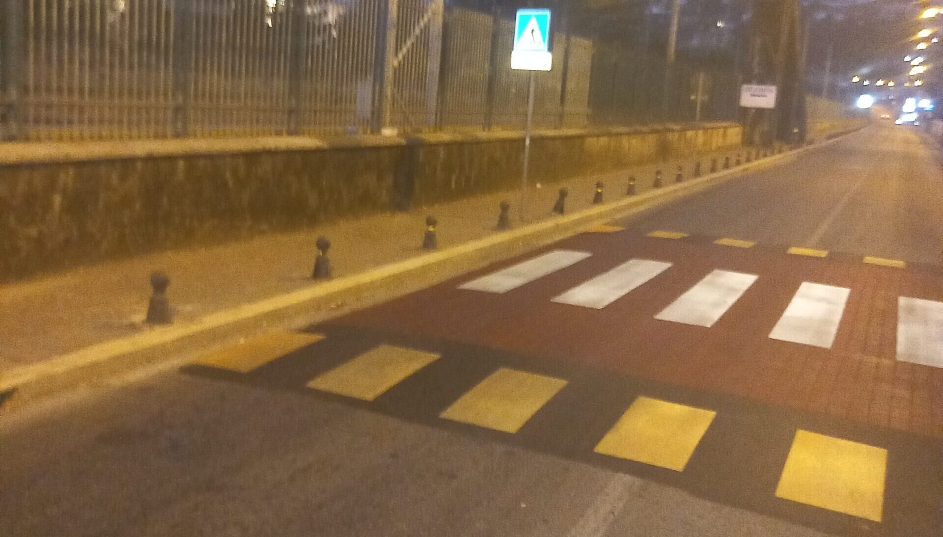 POZZUOLI/ I lettori segnalano: «Dossi stradali installati in modo superficiale e via Napoli abbandonata» -LE FOTO