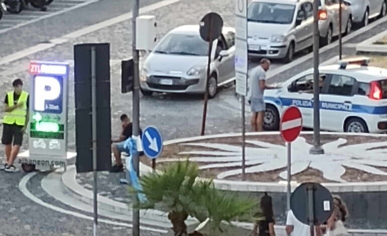 POZZUOLI/ A Via Napoli spuntano i “venditori” di parcheggio – La fotonotizia