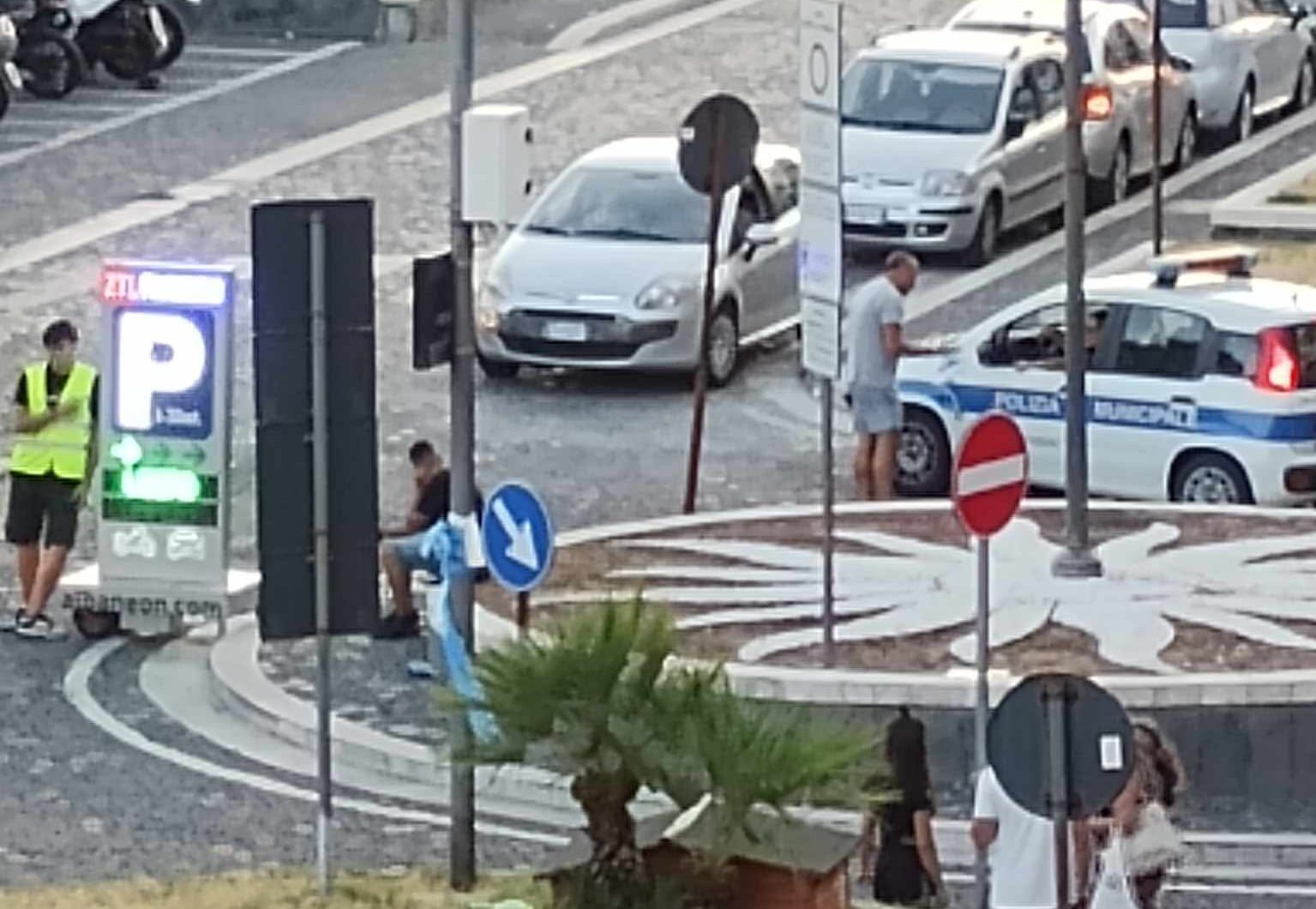 POZZUOLI/ A Via Napoli spuntano i “venditori” di parcheggio – La fotonotizia