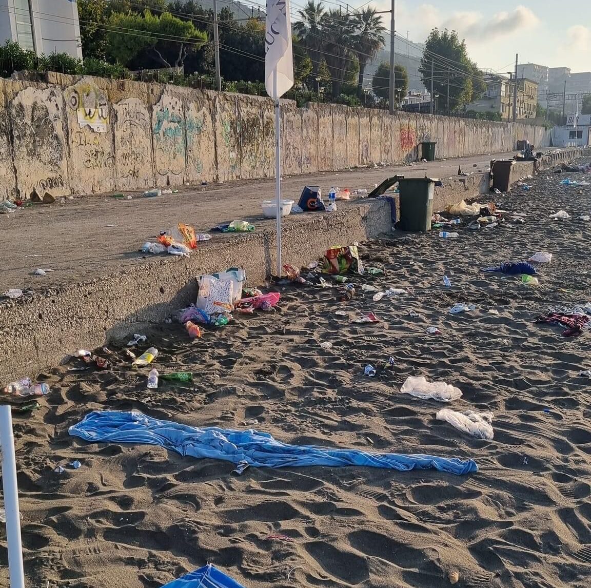 POZZUOLI/ Rifiuti sulle spiagge dopo i falò: gli incivili hanno colpito due volte – LE FOTO