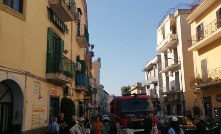 Terremoto a Pozzuoli: vigili del fuoco, sindaco e tecnici al Rione Carmine per una crepa in un palazzo