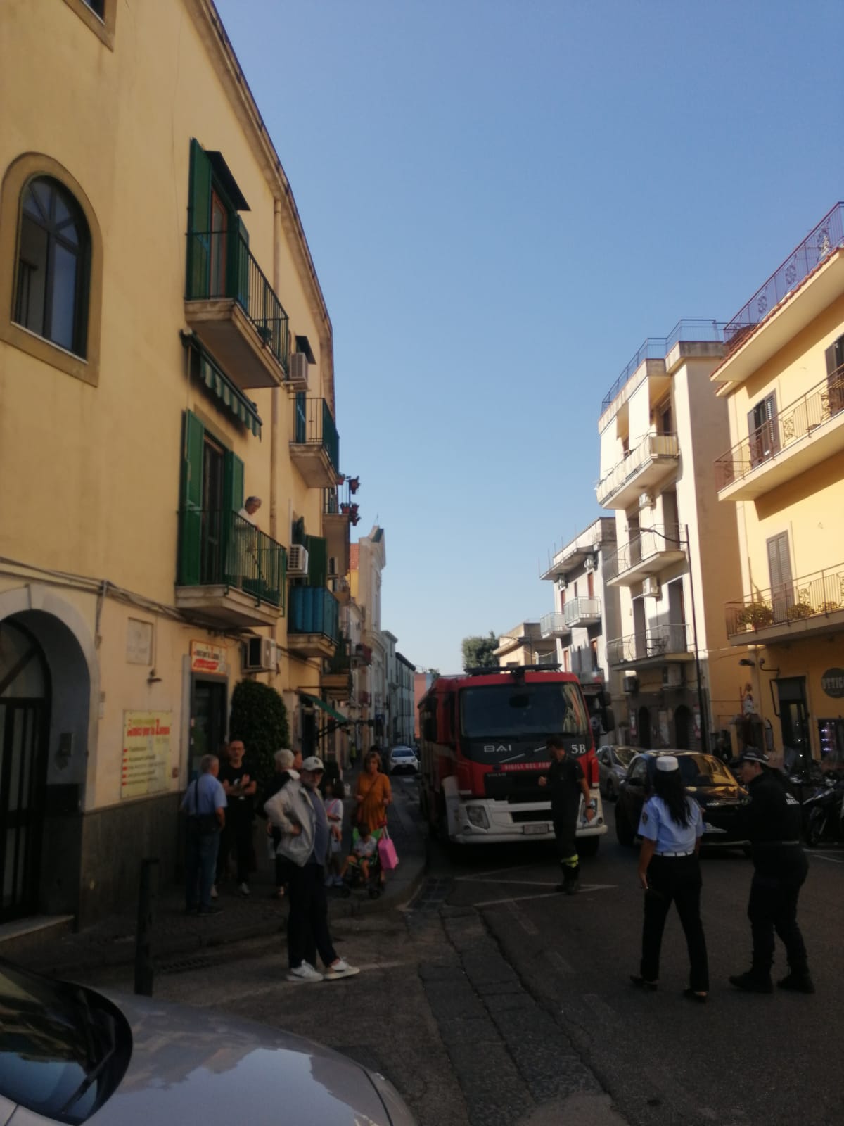 Terremoto a Pozzuoli: vigili del fuoco, sindaco e tecnici al Rione Carmine per una crepa in un palazzo