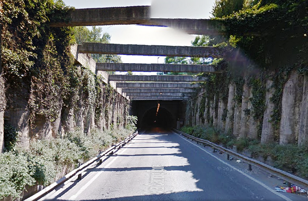 POZZUOLI/ «Vegetazione incolta e alberi di grosse dimensioni all’ingresso del tunnel di Monte Corvara»