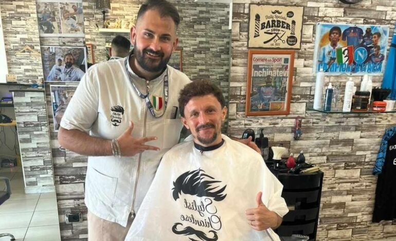 POZZUOLI/ Mario Rui a Licola da Stylist Chiantese, la barberia azzurra