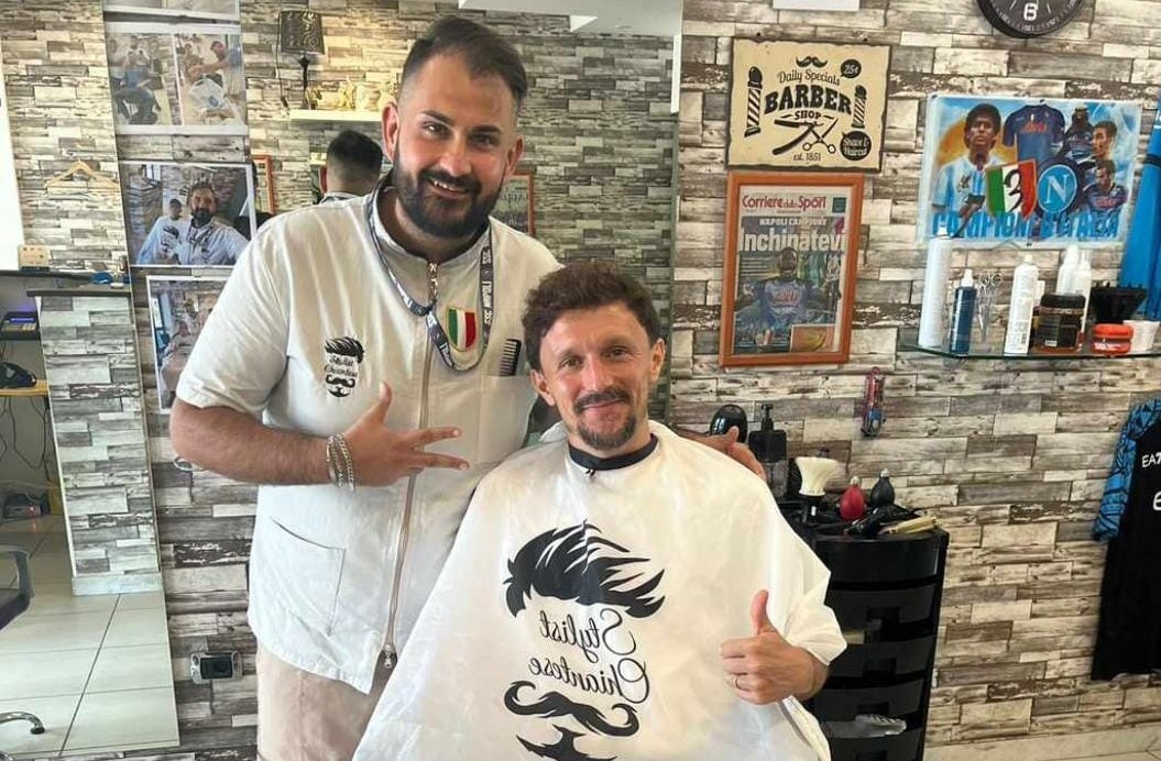 POZZUOLI/ Mario Rui a Licola da Stylist Chiantese, la barberia azzurra