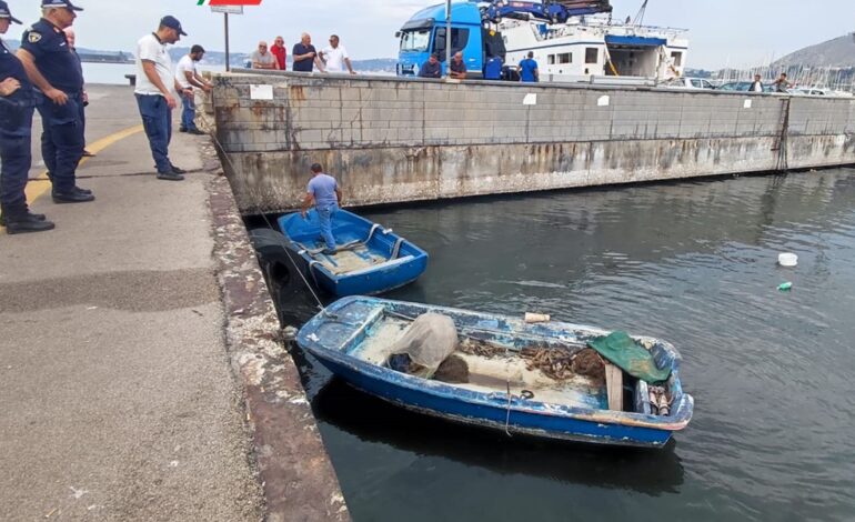 POZZUOLI/ Rimosse le barche abusive dalla Darsena: due sono state sequestrate