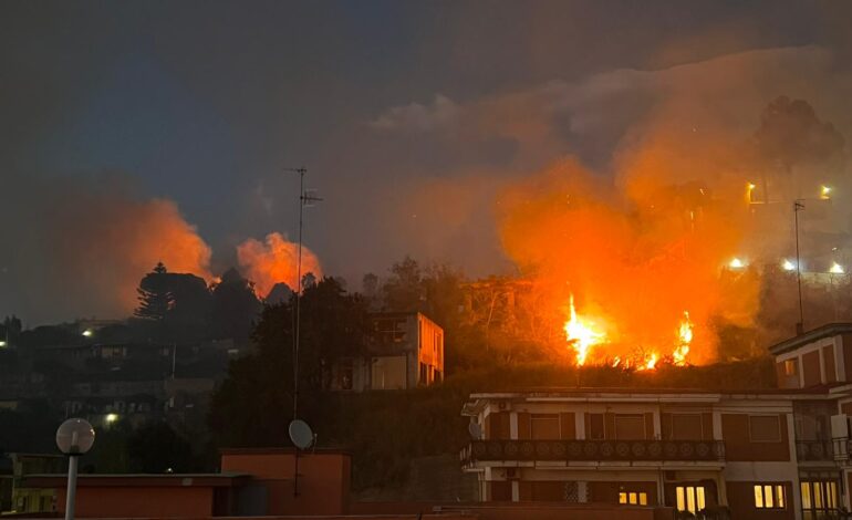 Incendio a Pozzuoli, fiamme in via Solfatara
