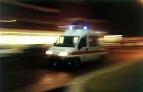 BACOLI/ Infastiditi dalla sirena dell’ambulanza insultano l’autista