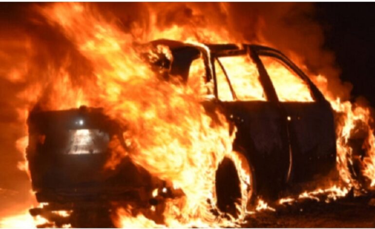 BACOLI/ Auto in fiamme nella notte, indagano i carabinieri