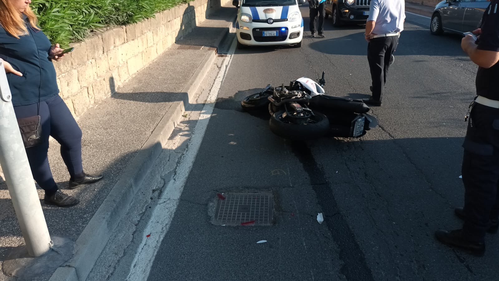 BACOLI/ Zio sulla moto e nipote in auto si scontrano: motociclista in prognosi riservata