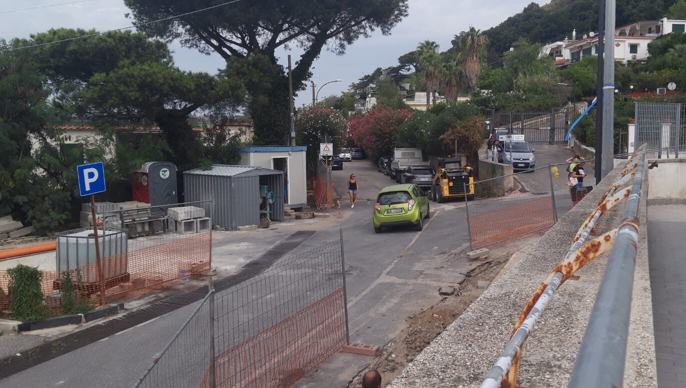 POZZUOLI/ «Caos e polvere dal cantiere a ridosso della scuola materna, dove sono gli assessori?»