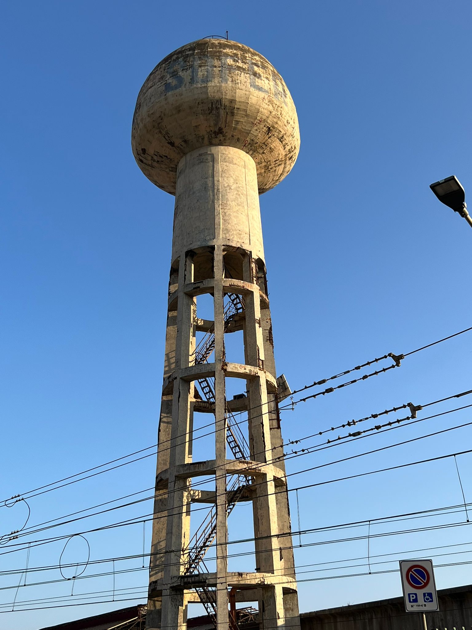 POZZUOLI/ Torre ex Sofer, tutto pronto per l’abbattimento: via ai sopralluoghi fotografici di case e negozi