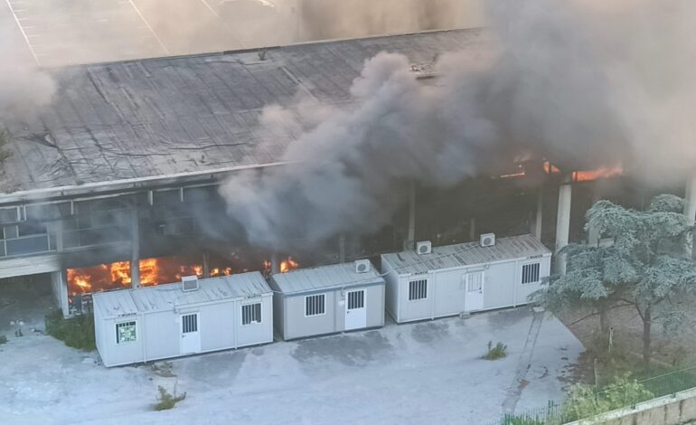 Vasto incendio a Pozzuoli, in fiamme l’ex Sofer – LE FOTO