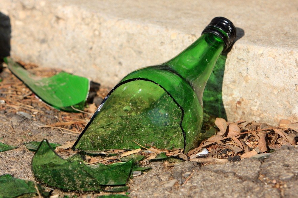 BACOLI/ 24enne aggredisce carabinieri con un coccio di bottiglia: arrestato