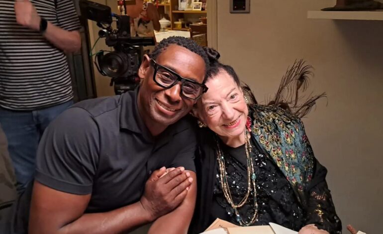 Madame Luigia, l’ultima fattucchiera di Pozzuoli approda a Sky e legge i tarocchi all’attore David Harewood – LE FOTO