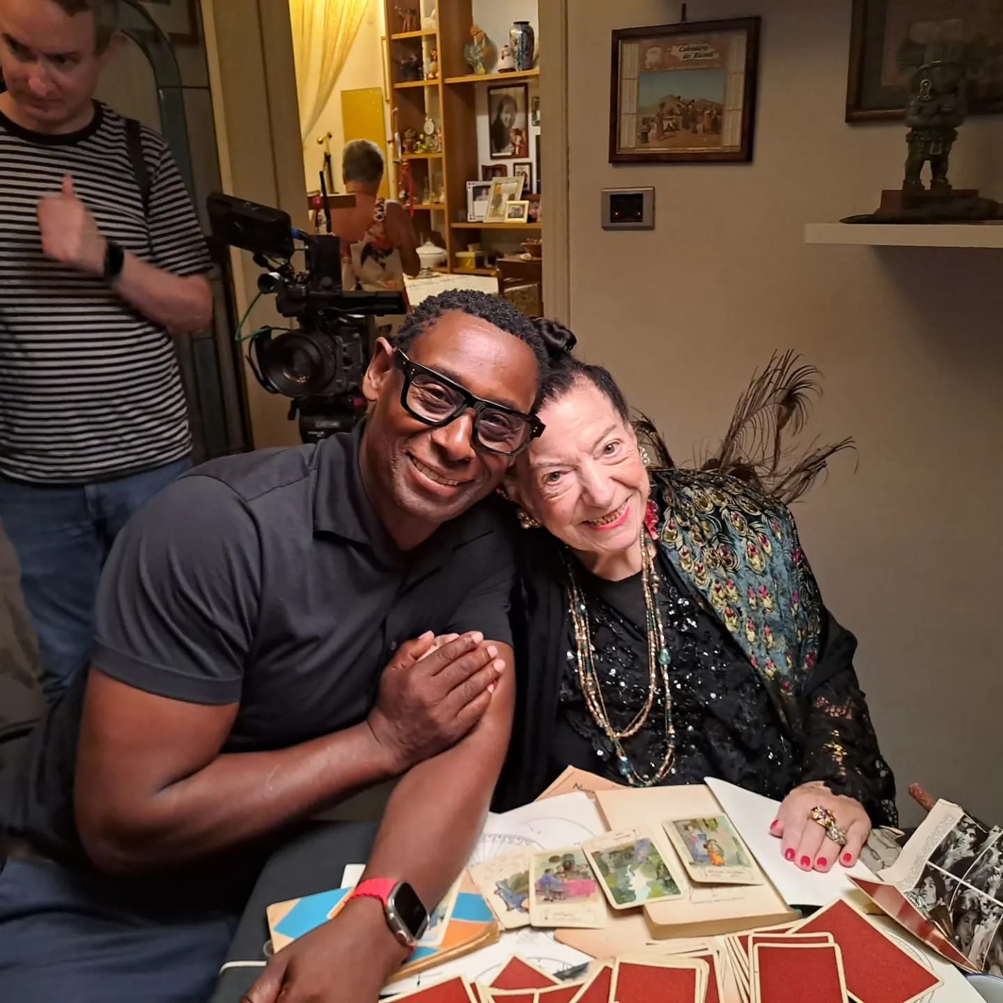 Madame Luigia, l’ultima fattucchiera di Pozzuoli approda a Sky e legge i tarocchi all’attore David Harewood – LE FOTO