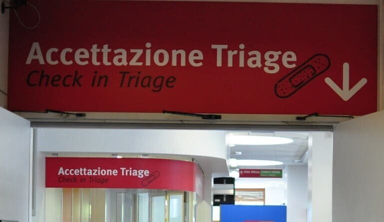 La denuncia: «Mio figlio rifiutato dal pronto soccorso perché ha 14 anni e al triage non conoscono l’italiano»