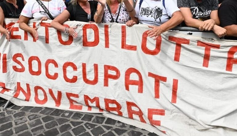 POZZUOLI/ Protesta davanti all’Accademia Aeronautica: «Summit a porte chiuse, parlate in faccia»