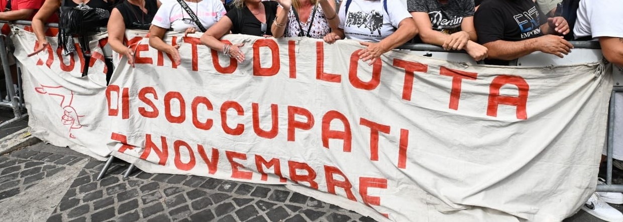 POZZUOLI/ Protesta davanti all’Accademia Aeronautica: «Summit a porte chiuse, parlate in faccia»