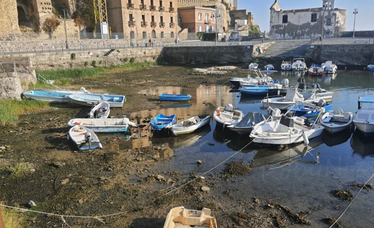 Bradisismo, Darsena in secca: le barche sono adagiate sul fondale