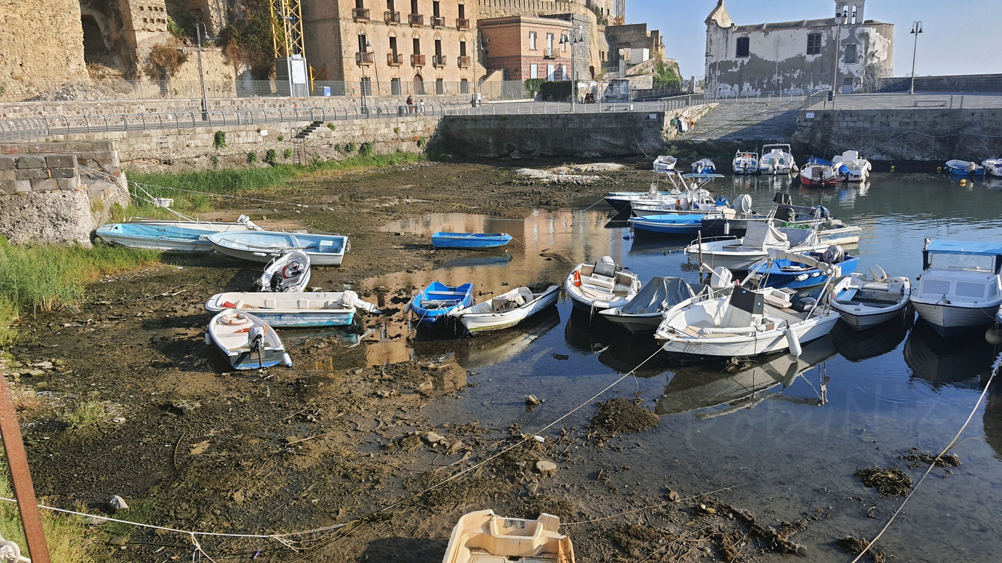 Bradisismo, Darsena in secca: le barche sono adagiate sul fondale